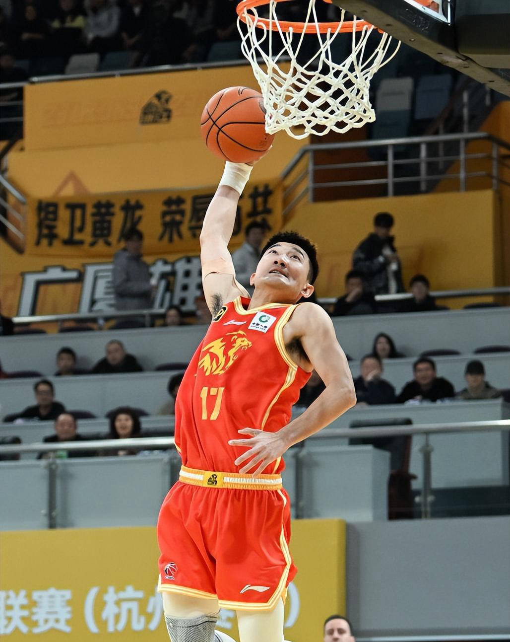 黄荣奇15分广东胜福建孙铭徽16+18广厦胜四川(孙铭徽胡金秋视频)